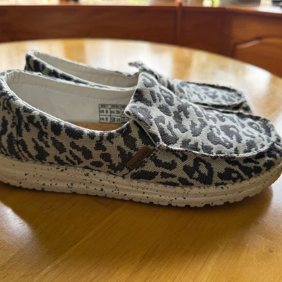 Hey Dude women’s Leopard Print Shoes - Picture 2 of 3